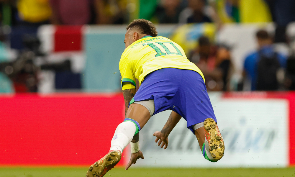 ‘Neymar vai jogar a Copa’, afirma Tite após craque sofrer lesão no tornozelo