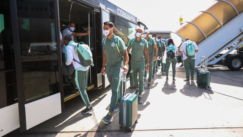 Após desembarcar em Abu Dhabi, Palmeiras faz testes de Covid-19 e realiza primeiro treino