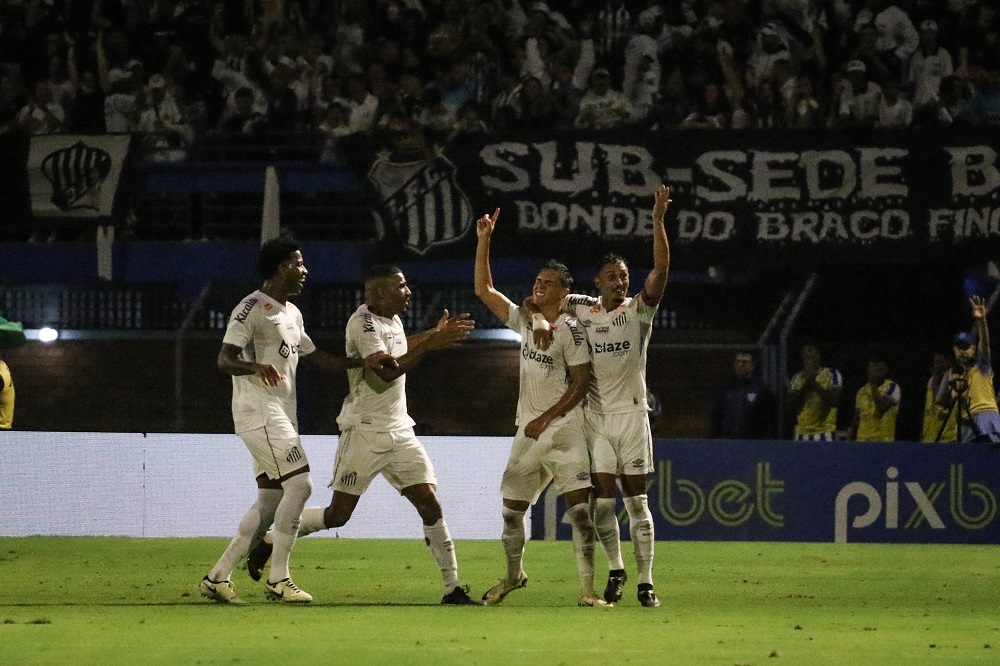 Santos vence o Avaí em Florianópolis e mantém 100% de aproveitamento na Série B