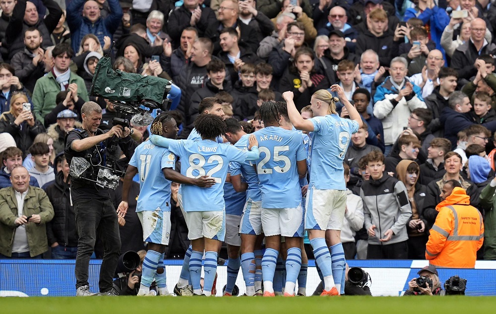 Manchester City assume liderança da Premier League após golear o Luton Town por 5 a 1