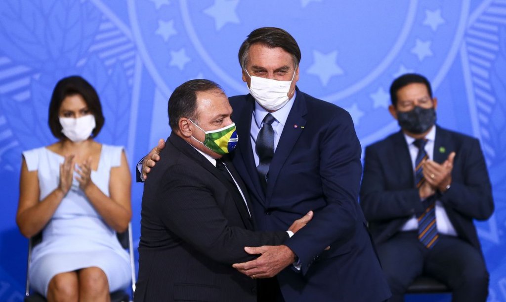 Aras abre apuração preliminar contra Bolsonaro por negligência na pandemia