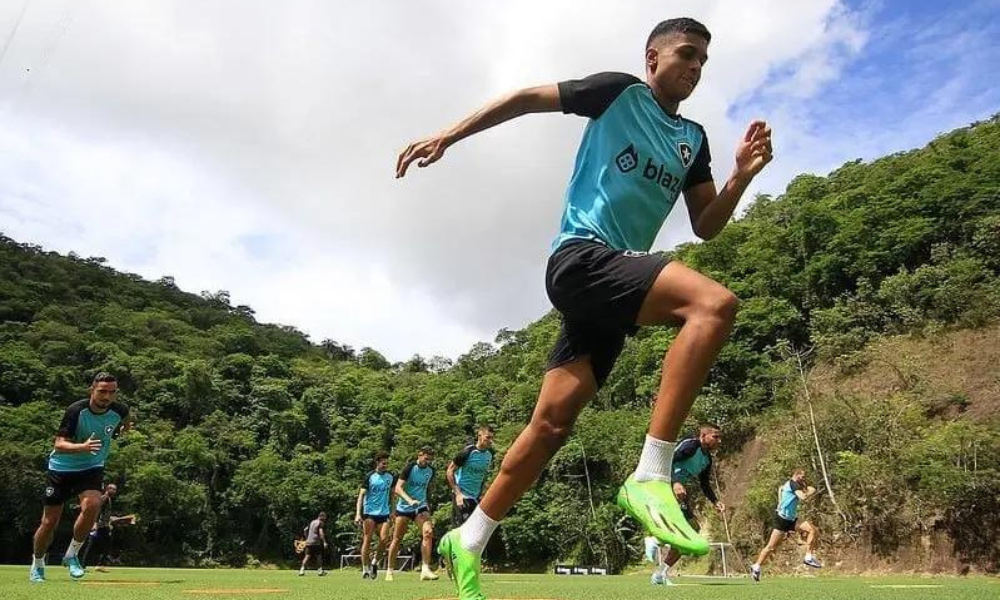 Jogador do Botafogo sofre traumatismo torácico e craniano em jogo da Copinha