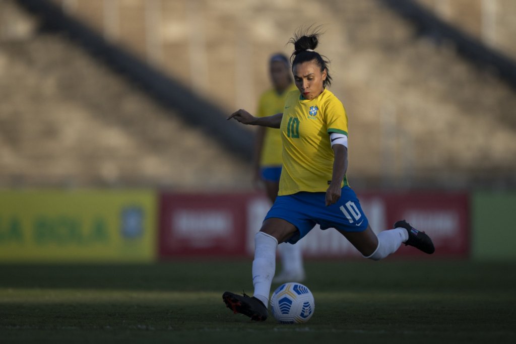 Com gol de falta de Marta, seleção feminina volta a vencer a Argentina em amistoso