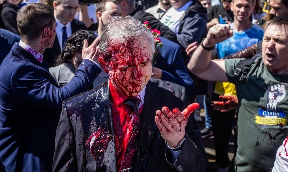 Embaixador russo fica manchado de vermelho após ser atacado por manifestantes pró-Ucrânia; veja vídeo
