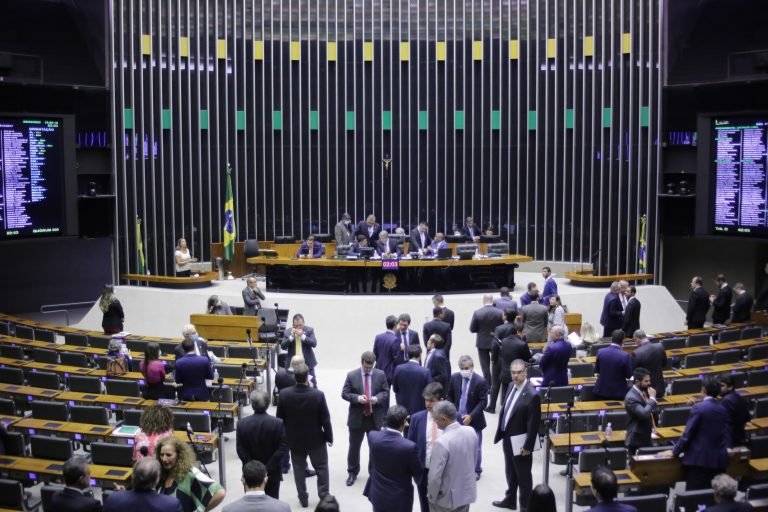 Câmara dos Deputados rejeita urgência do PL das fake news