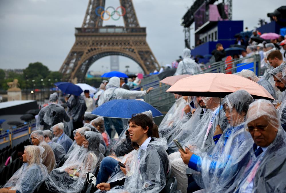 Sob chuva, público enche arquibancadas para cerimônia de abertura das Olimpíadas