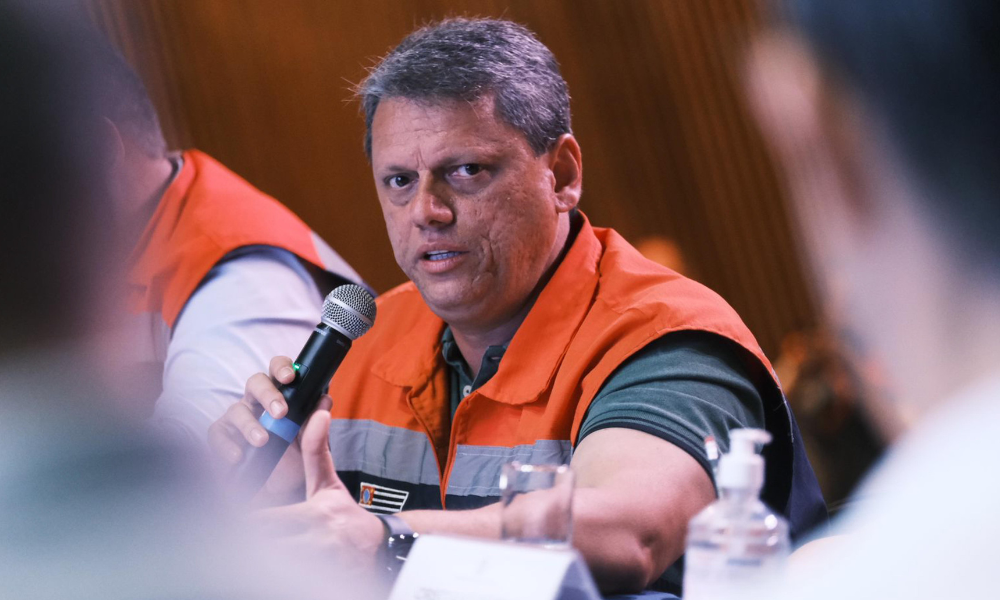 Tarcísio de Freitas afirma que vai fazer investimentos para evitar desastres naturais em visita ao Rio