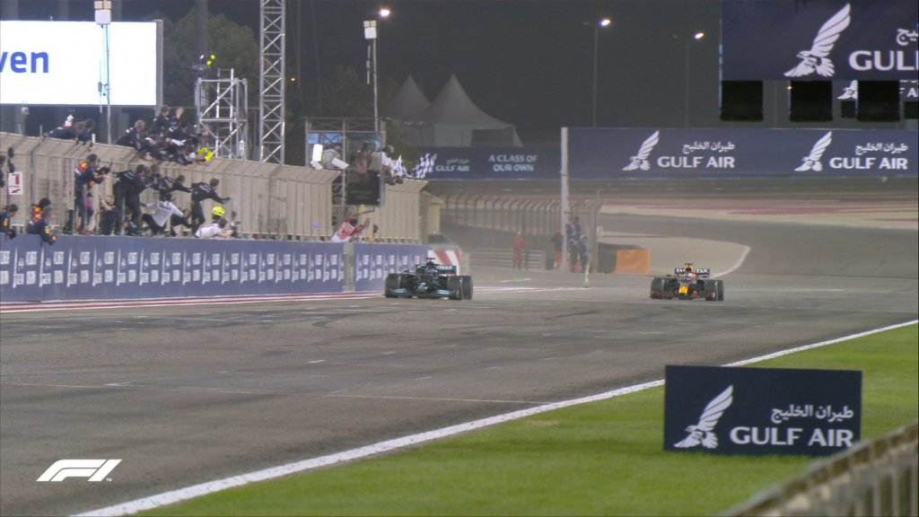 Em final emocionante, Hamilton segura Verstappen e vence GP do Bahrein