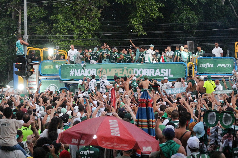 Palmeiras comemora o título com seus torcedores em São Paulo, provoca Tiquinho Soares e tira sarro do Santos
