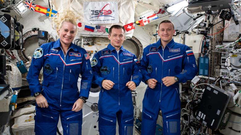 Astronautas retornam com segurança à Terra após 6 meses no espaço