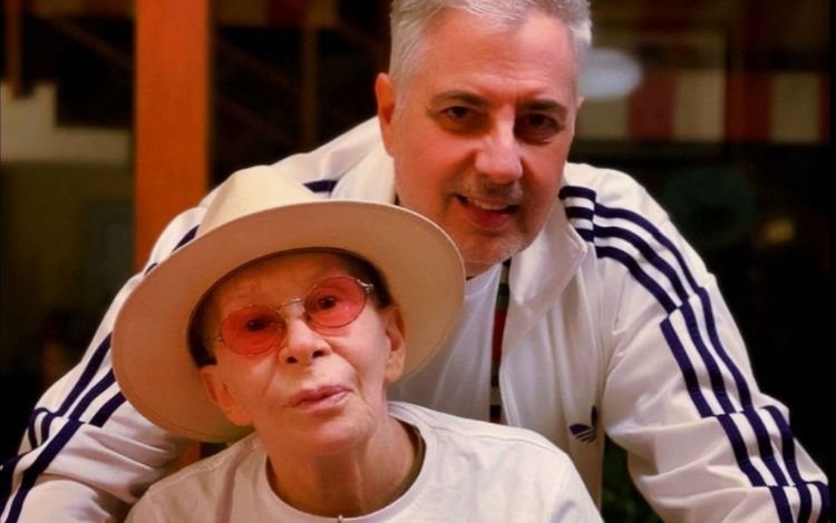 Em luta contra o câncer, Rita Lee completa 74 anos e ganha homenagem do marido