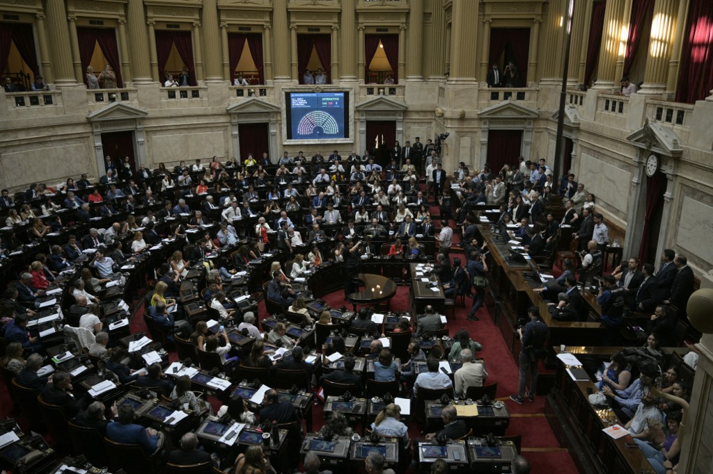‘Lei Ônibus’ proposta por Milei é aprovada pela Câmara dos Deputados na Argentina