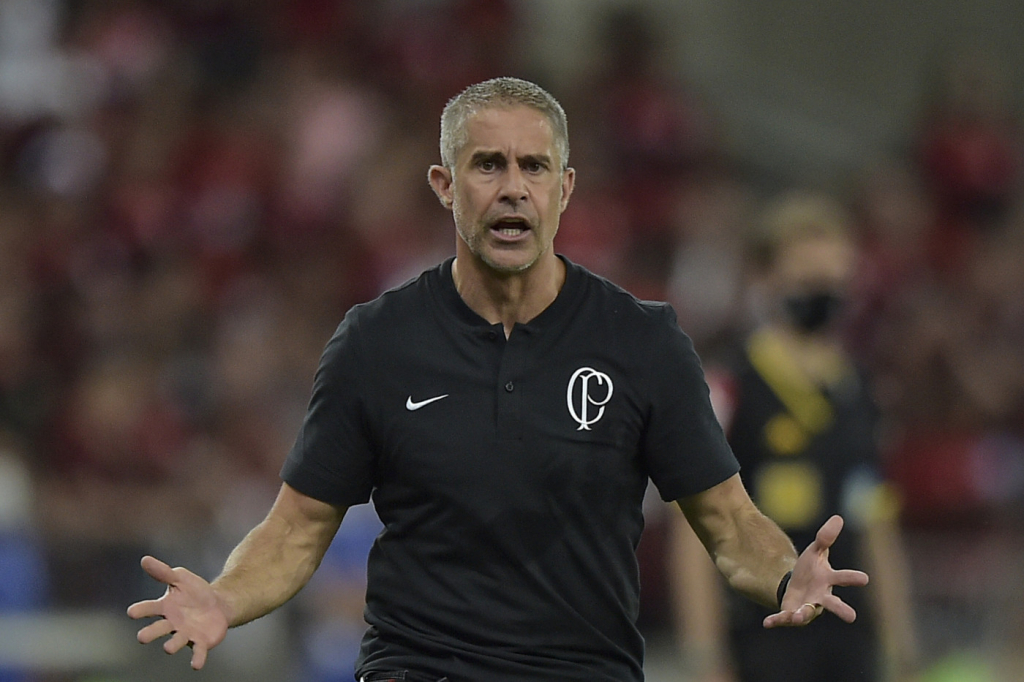 Ex-Corinthians, Sylvinho é anunciado como novo técnico da Albânia