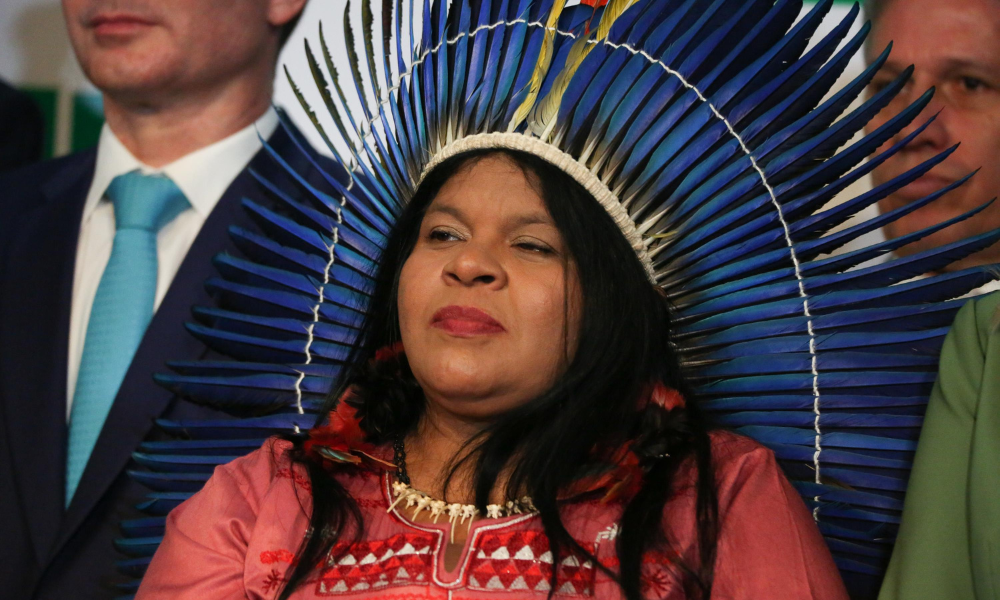 Em visita a Roraima, Sônia Guajajara diz que acesso à água potável é urgente para o povo Yanomami