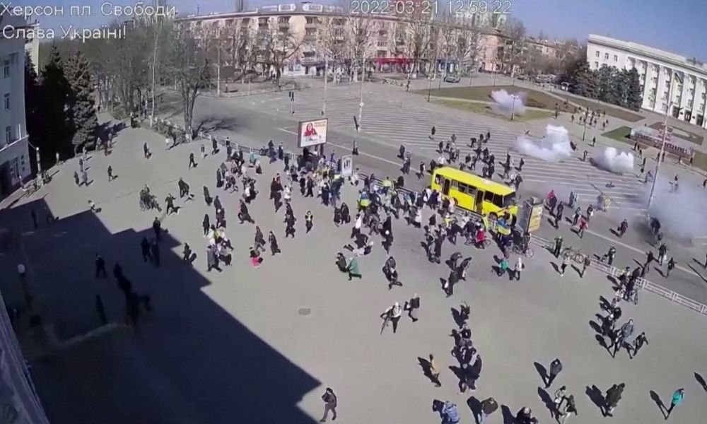 Tropas russas atiram em manifestantes em Kherson; veja vídeos