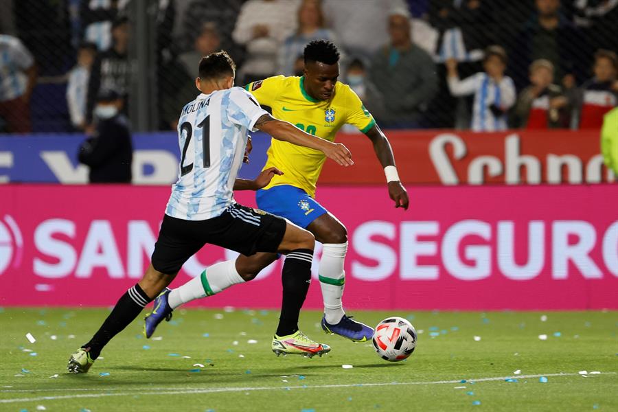 Em jogo com falha do juiz e brilho de Vinícius Júnior, Brasil e Argentina empatam sem gols