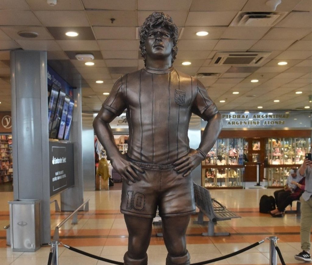 Estátua de Maradona é inaugurada no Aeroporto Internacional de Ezeiza em Buenos Aires