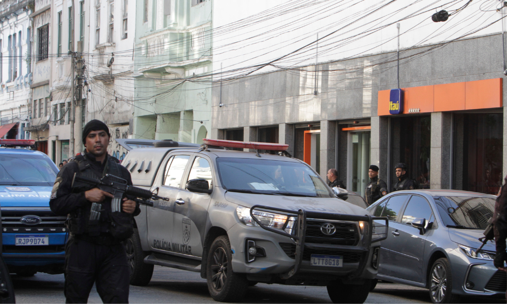 Criminosos invadem banco e fazem clientes de reféns no Centro do Rio