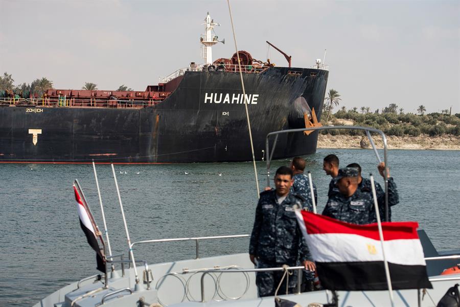 Congestionamento no Canal de Suez termina 6 dias após navio desencalhar