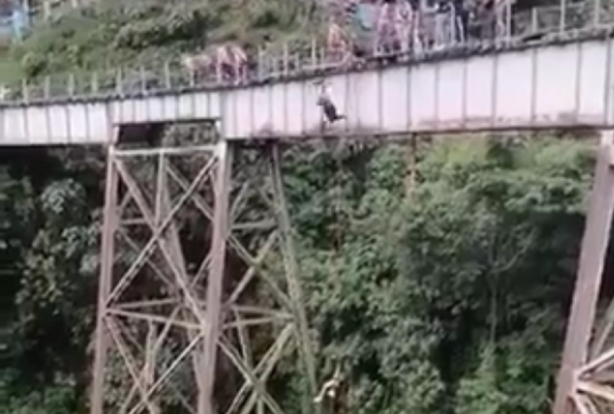 Jovem morre ao pular sem equipamento de segurança de bungee jump na Colômbia; veja vídeo