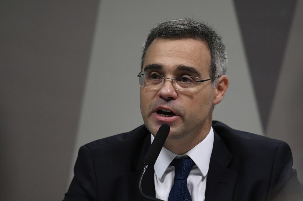 Parlamentares governistas criticam André Mendonça por voto contra Daniel Silveira