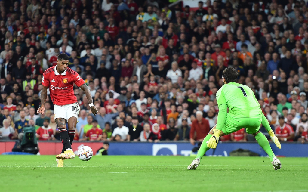 Manchester United surpreende, vence Liverpool e deixa a lanterna do Campeonato Inglês