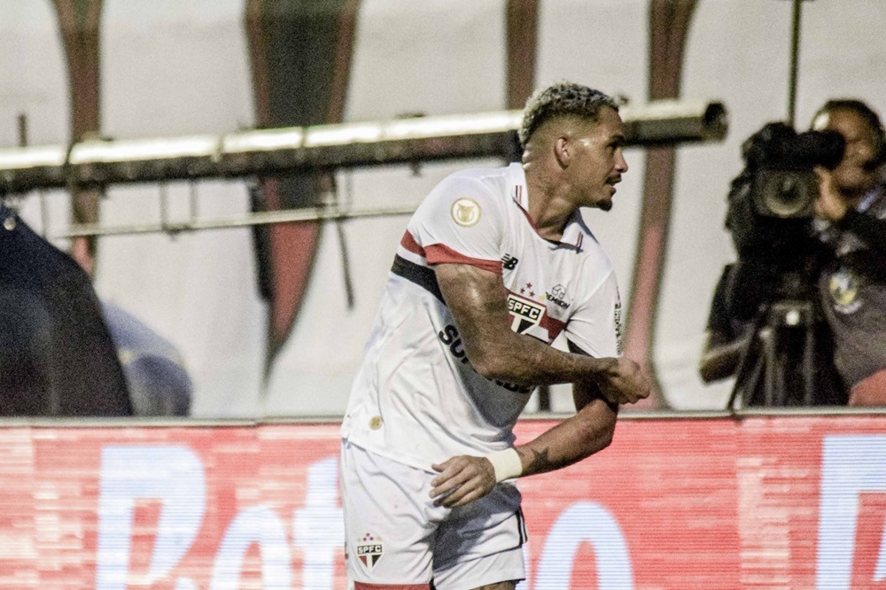 São Paulo ‘começa’ jogo com um a mais e vence o Vitória com dois gols de Luciano