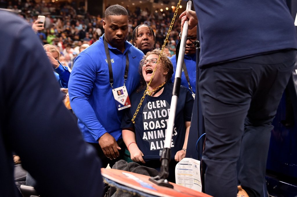 Mulher protesta, se acorrenta à tabela e interrompe jogo da NBA; entenda