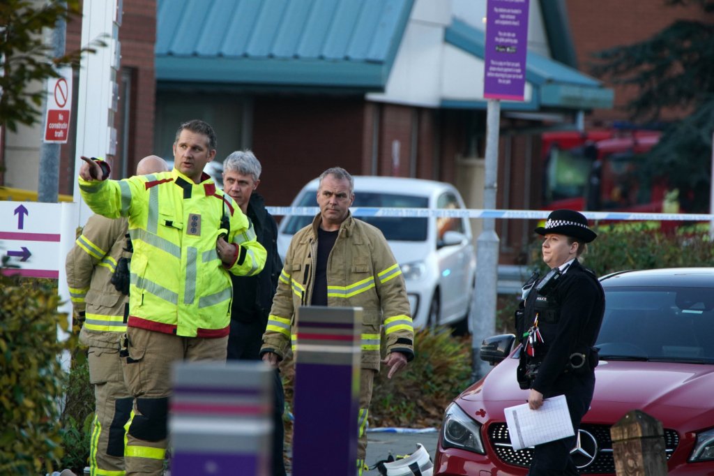 Explosão de carro em Hospital Feminino de Liverpool deixa um morto e um ferido