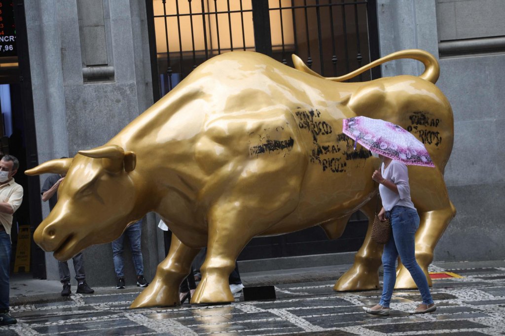 Boulos pedirá remoção de estátua de touro da frente da Bolsa de Valores de SP na Justiça