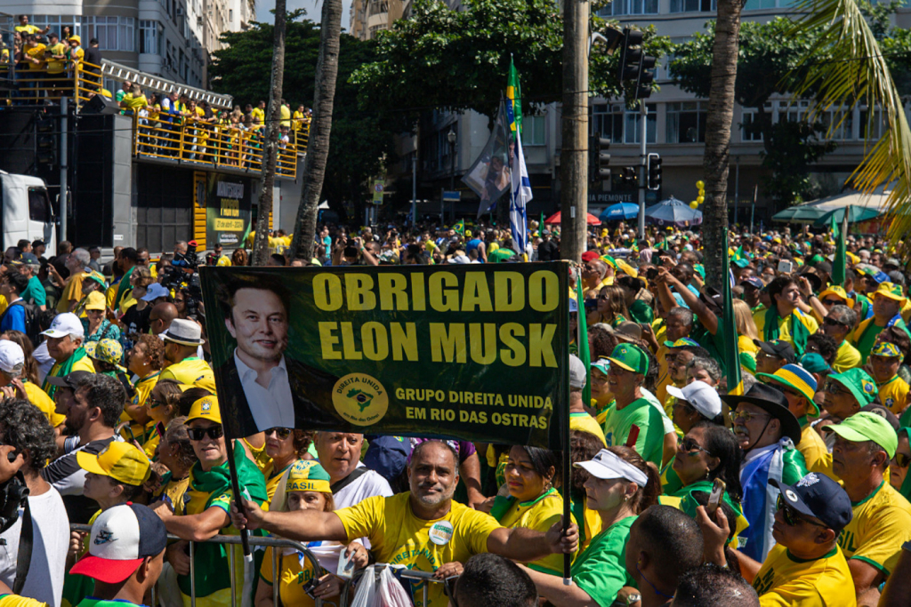 Bolsonaro faz críticas a Lula e STF em protesto no Rio de Janeiro