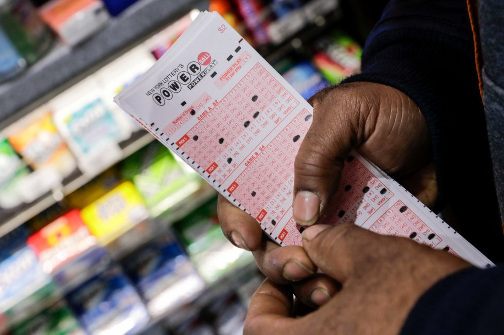 Apostador ganha sozinho valor equivalente a R$ 3,8 bilhões em loteria nos EUA