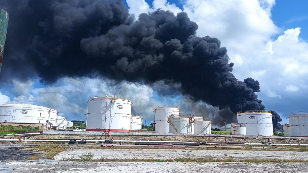 Cuba recebe ajuda de México e Venezuela para conter incêndio em tanques de petróleo