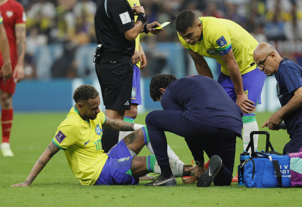 Seleção brasileira: Neymar sente o tornozelo e chora ao ser substituído