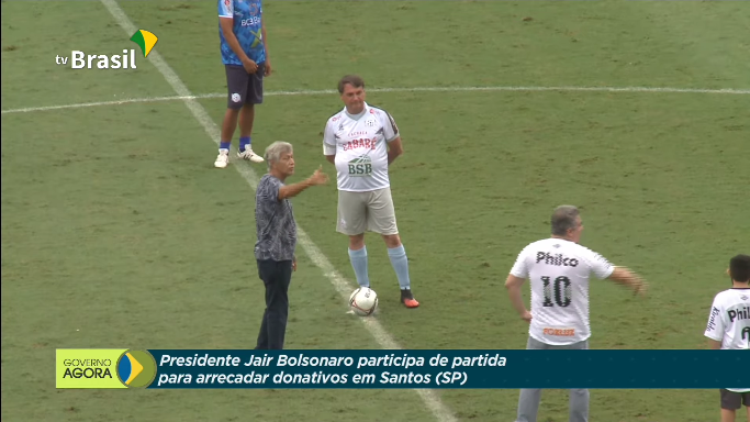 Após fazer gol em jogo na Vila Belmiro, Bolsonaro volta a criticar novas medidas de isolamento
