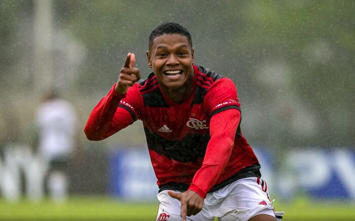 Polícia investiga jogador do Flamengo por suposta fraude para tirar carteira de motorista
