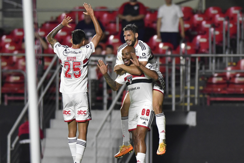 Brasileirão: Com gol nos acréscimos, São Paulo vence o Atlético-GO e se aproxima da Libertadores