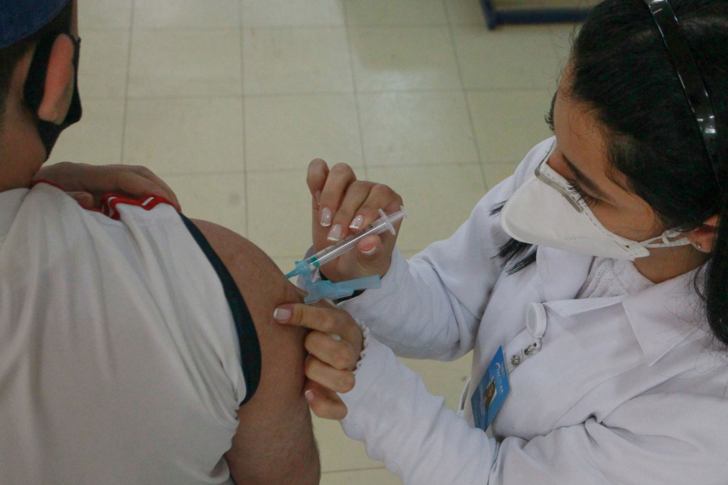Governo diz que vacinação antecipada para viajantes não afeta campanha