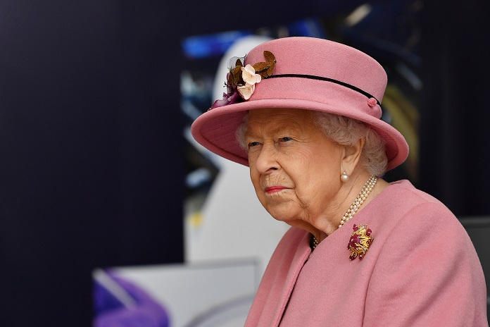 Rainha Elizabeth II é colocada sob supervisão médica e estado de saúde é preocupante