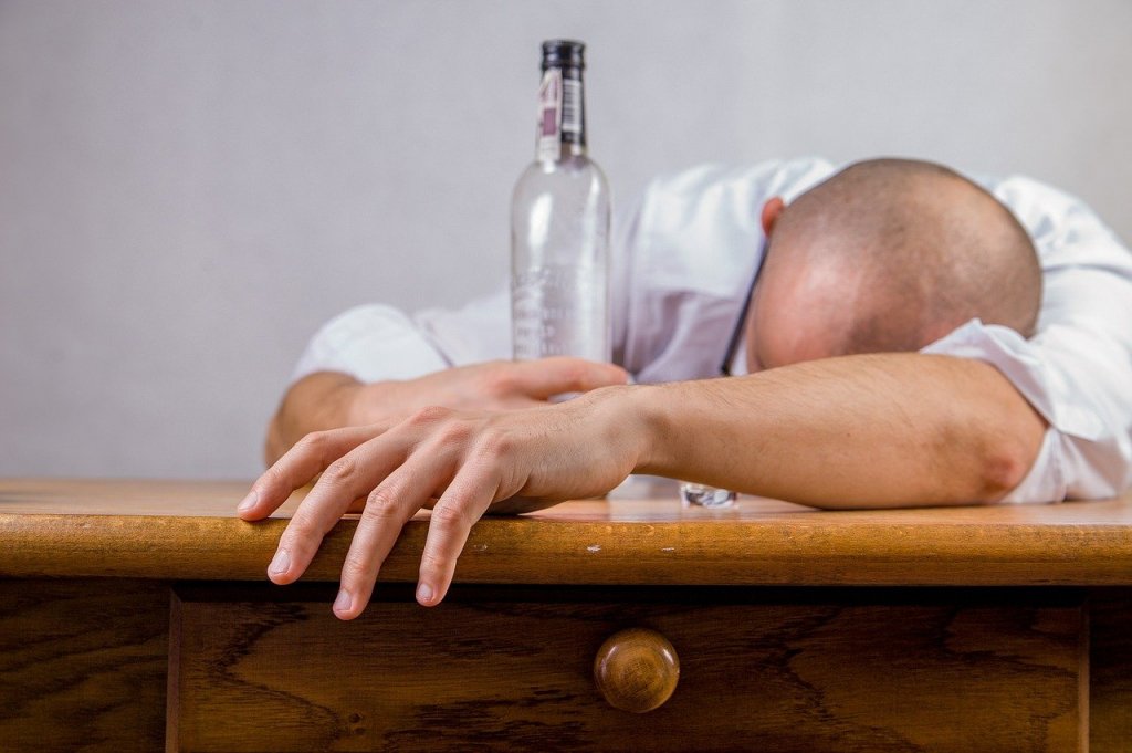 Isolamento social provoca aumento de 18,4% das mortes por alcoolismo no Brasil