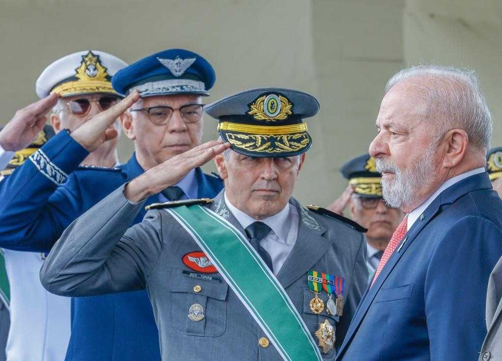 Governo Lula recua e PEC que impede candidaturas de militares da ativa não deve valer para 2024