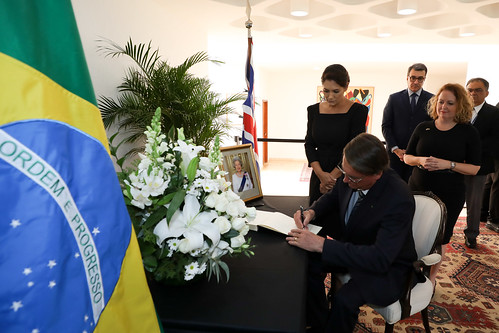 Bolsonaro assina livro de condolências da morte da rainha Elizabeth II