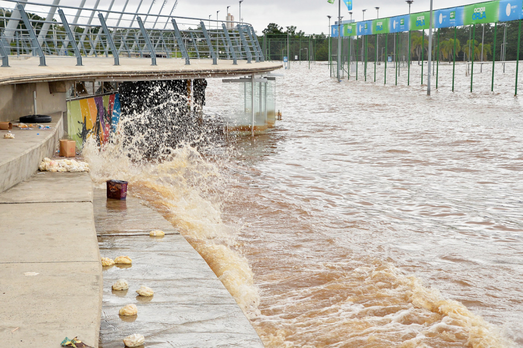 RS tem 447 cidades afetadas; fortes ventos provocam ondas nas águas do Guaíba, que podem subir a nível recorde
