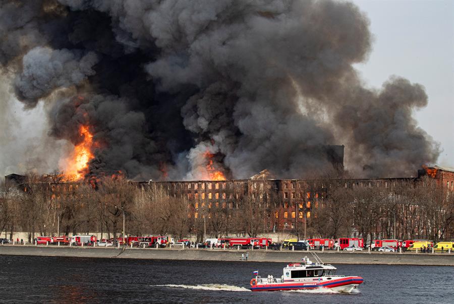 Incêndio devasta edifício histórico de São Petersburgo, na Rússia; veja fotos