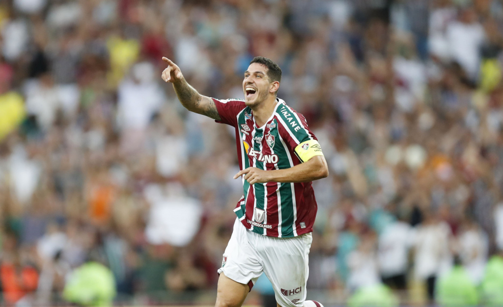 Fluminense confirma boa fase, vence o Athletico-PR e lidera o Brasileirão