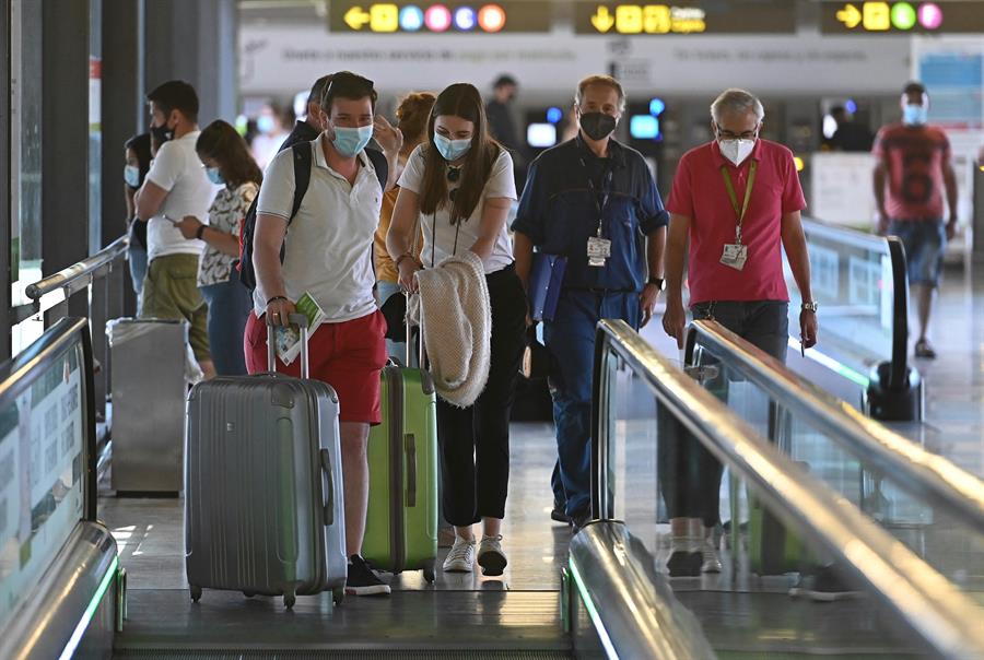 Uso de máscara em aviões e aeroportos volta a ser obrigatório no Brasil a partir de sexta-feira