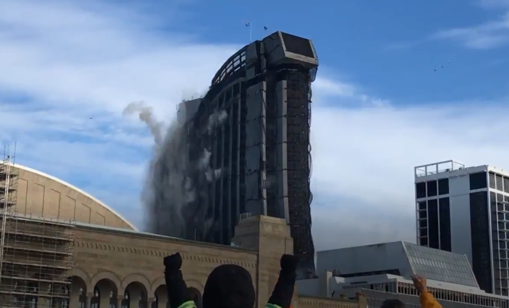 Cassino que pertencia à Trump é demolido e pessoas pagam para assistir à explosão; veja vídeo