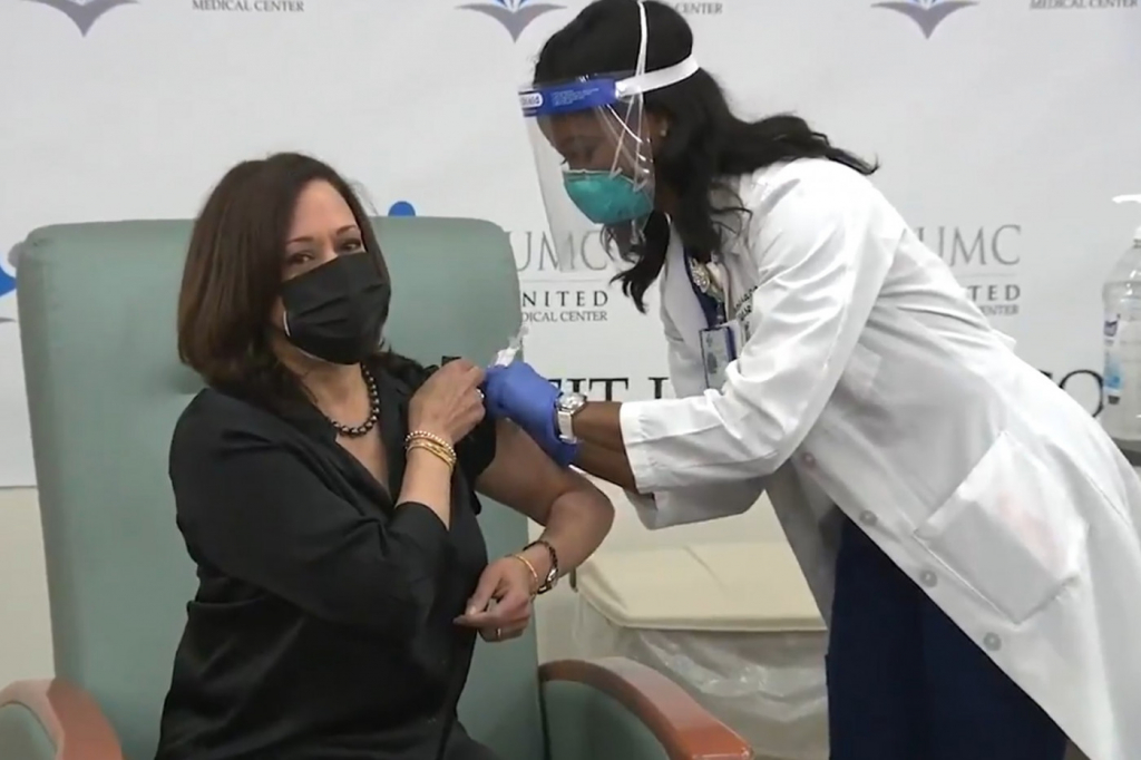 Kamala Harris recebe primeira dose de vacina contra Covid-19