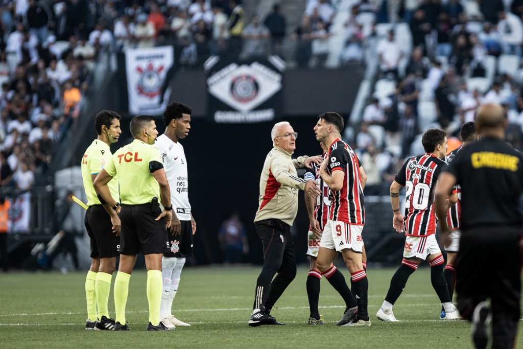 Diretor do São Paulo, Dorival e jogadores criticam arbitragem do Majestoso: ‘Corinthians com 12 jogadores’