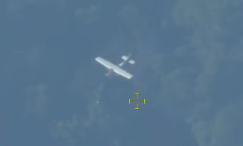 FAB intercepta avião suspeito, atira e piloto foge após pousar em Roraima; veja vídeo